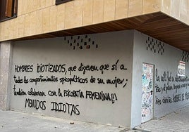 Una de las pintadas, en la calle Fermín Calbetón de Irun