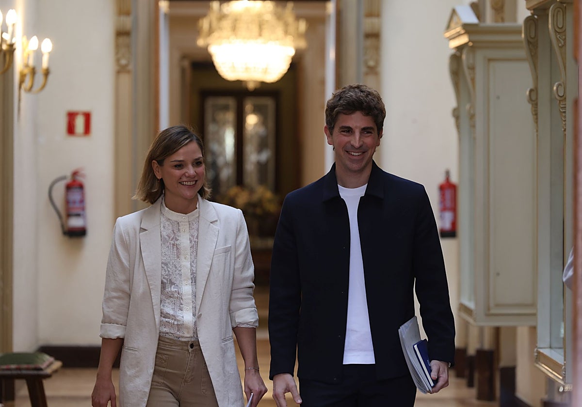 Ane Oyarbide y Jon Insausti, esta mañana en los pasillos municipales antes de su comparecencia conjunta.