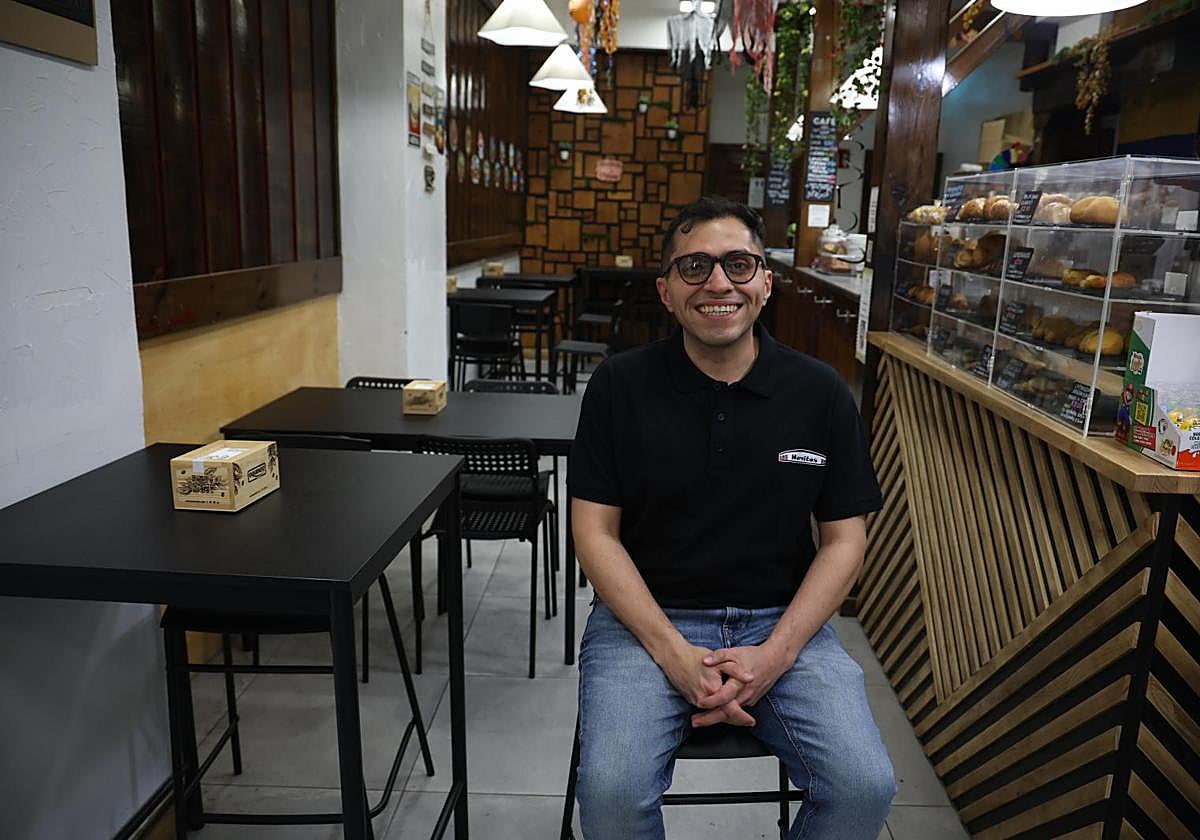 Juan Felipe, vecino de la calle Untzaene, posa en su cafetería Hornitos, donde nos desayunamos con café y una huminta de maíz y queso.