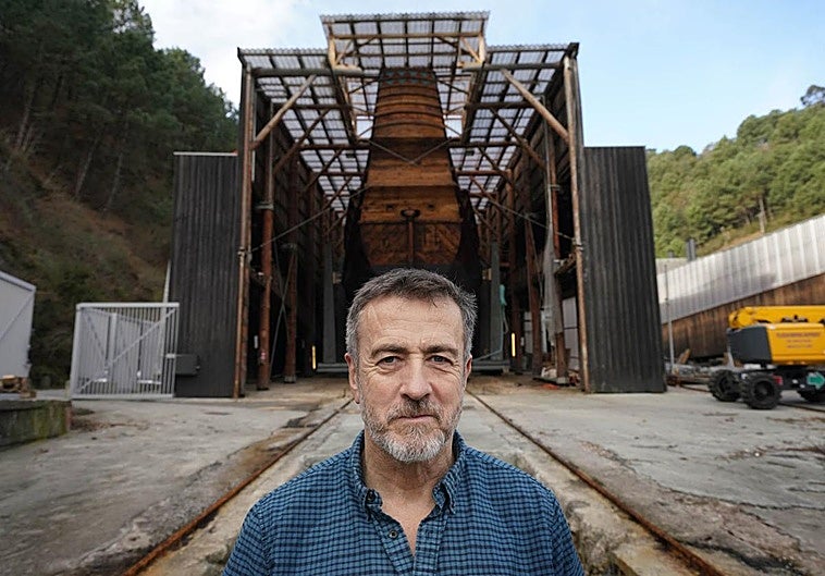 Xabier Agote posa ante la nao en Albaola, antes de que comenzaran a deslizarla hacia el mar.