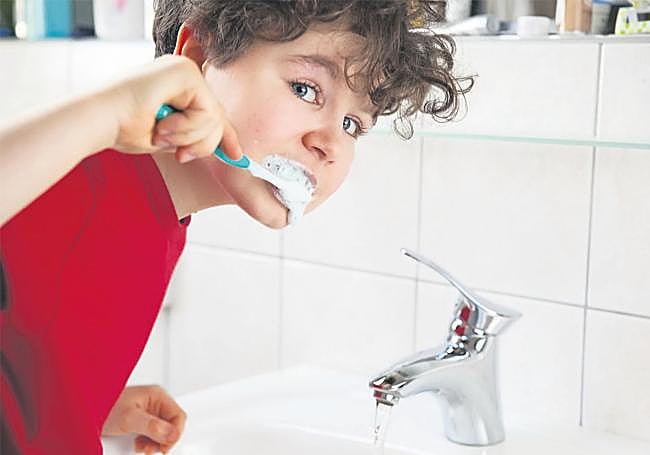 Cerrado. No hay que dejar correr el agua mientras nos cepillamos los dientes.