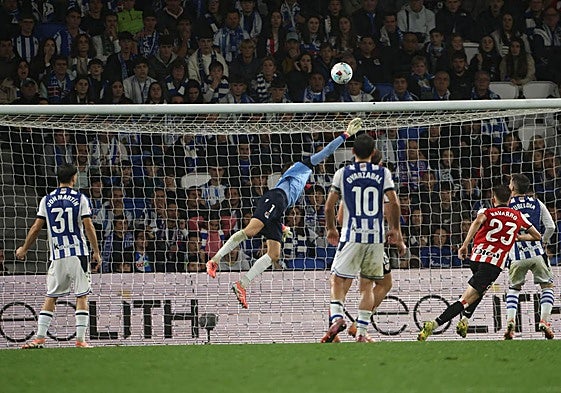 Remiro trata de despejar el balón en la jugada que acabaría convirtiéndose en el segundo gol del Athletic, obra del exrealista Navarro.