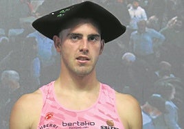 Iker Vicente, en el arreusku que le bailaron en la celebración en Saizar.