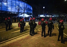 La Ertzaintza durante la previa del duelo en Anoeta entre la Real y el PSG.