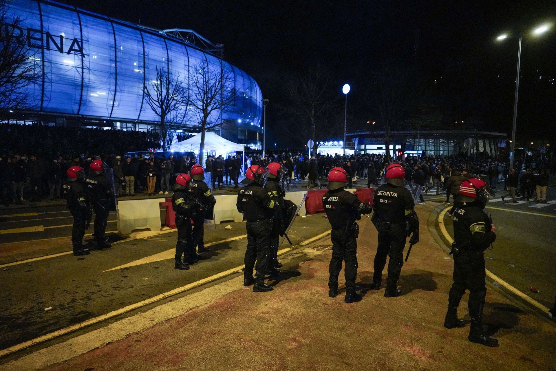 La Ertzaintza durante la previa del duelo en Anoeta entre la Real y el PSG.