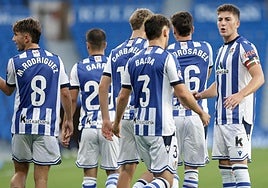 Peru se dirige a Balda durante un partido en Anoeta.