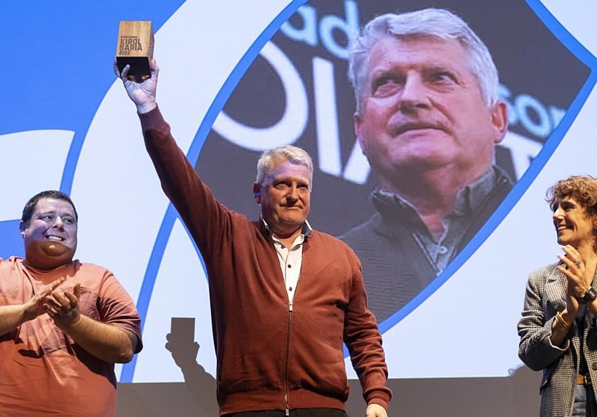 Edorta Fernández Kirol zinegotzia, Joxemari Mitxelena sariarekin eta Joana Mendiburu alkatea.