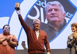 Edorta Fernández Kirol zinegotzia, Joxemari Mitxelena sariarekin eta Joana Mendiburu alkatea.