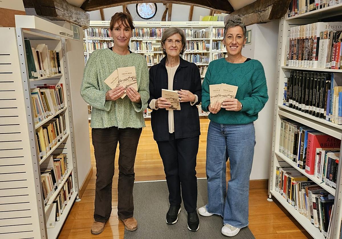 Sara Elorza, Asunción Urzainki y la concejala de Cultura Irune Urbieta en la presentación del libro.