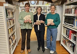 Sara Elorza, Asunción Urzainki y la concejala de Cultura Irune Urbieta en la presentación del libro.
