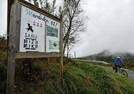 Pancartas en contra del parque de Piaspe, en la zona de Azpeitia, finalmente anulado.