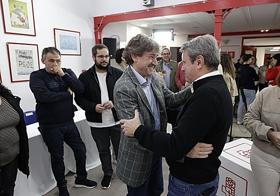 Eneko Andueza saluda al secreterio de Estado de Transportes, José Antonio Santano, el pasado domingo en Irun.