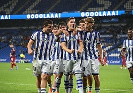 Peru celebra el tanto de penalti con sus compañeros.