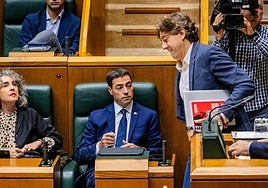El lehendakari Imanol Pradales y el secretario general del PSE, Eneko Andueza, en el Parlamento Vasco.
