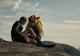 Un excursionista es atendido por un equipo de rescate.