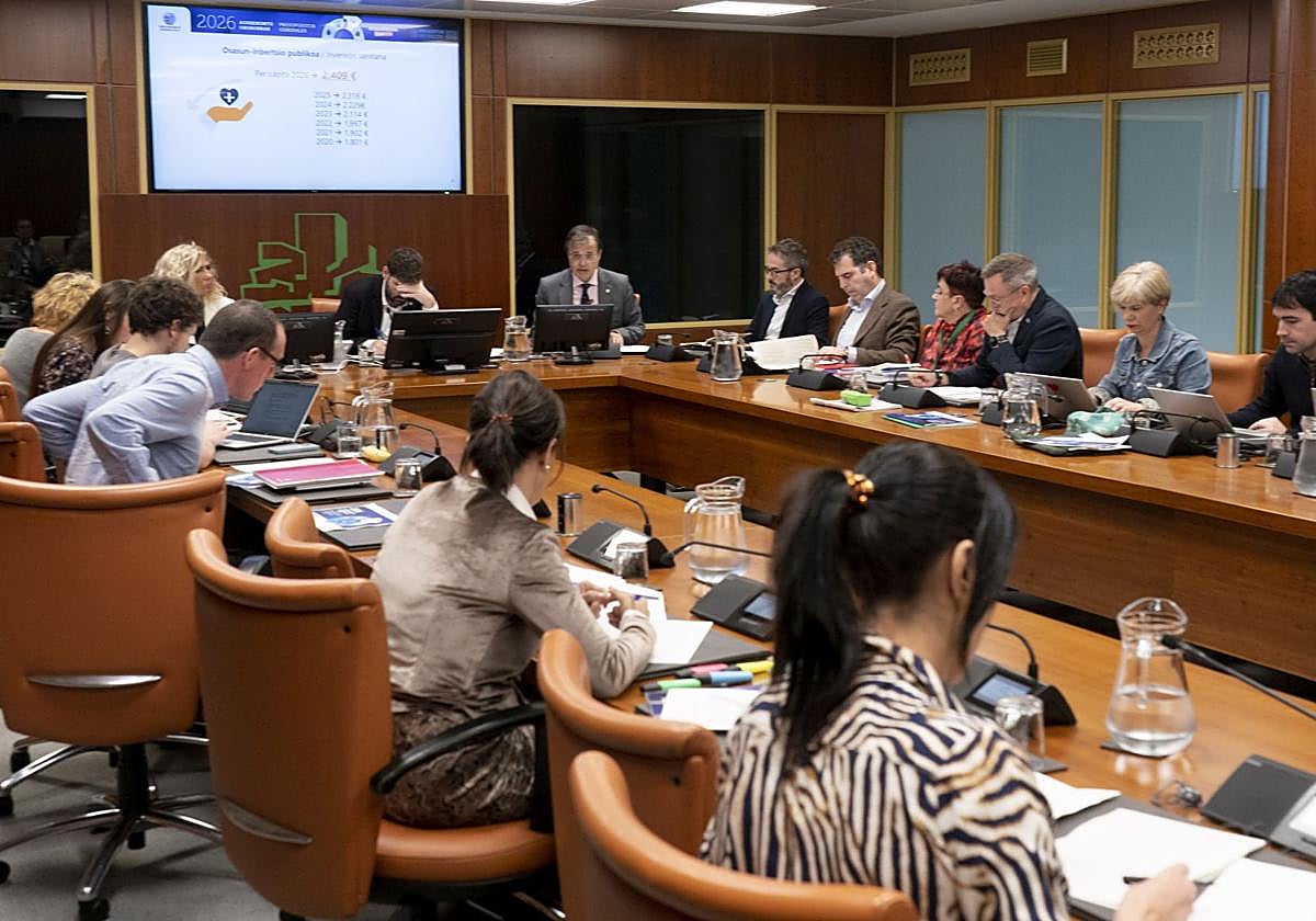 Alberto Martínez presenta en el Parlamento Vasco los Presupuesto de 2026 del Departamento de Salud.