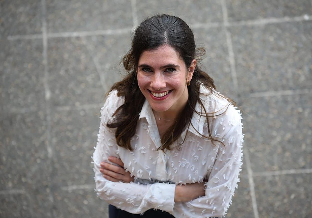 La profesora Natale Serón posa en el campus de Deusto de Donostia.