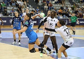 Shula Gavilán lanza a portería ayer en el Josean Gasca.