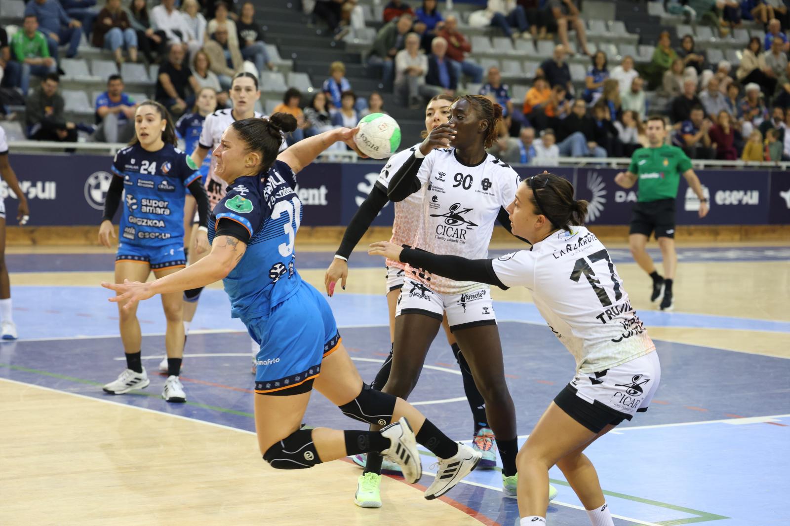 Shula Gavilán lanza a portería ayer en el Josean Gasca.