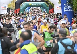 Numerosos corredores en el Boulevard de Donostia a su llegada a la meta de la Behobia - San Sebastián de 2024.