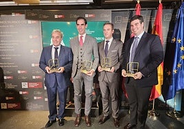 Iriarte, primero por la izquierda, con el resto de galardonardos