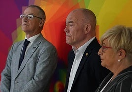 El rector de la UPV/EHU, Joxerramon Bengoetxea, y el consejero de Universidades, Juan Ignacio Pérez Iglesias, este miércoles en un acto en Bilbao