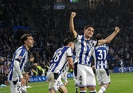 Jon Gorrotxategi celebra su gol al Athletic de Bilbao.