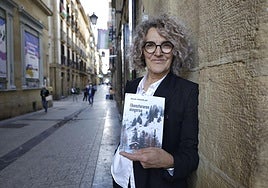 Idoia Santamaría, 'Ahanzturaren aingerua' (Pamiela) liburuarekin.