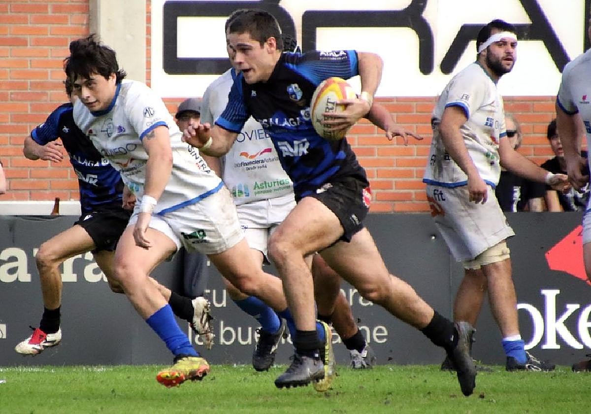 Olai Rodriguez arranca la moto para irse de todos y conseguir uno de sus cuatro ensayos ante Oviedo.