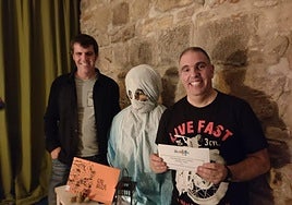 Legorburu muestra el premio satisfecho.