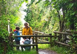 Una familia disfruta de una de las experiencias que se organizan en Plaiaundi.