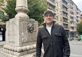 Gorka Erostarbe en la popular 'fuente de los leones' de la calle Piedad, donde jugó en innumerables ocasiones de niño y ahora lo hacen sus hijas.