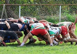Instante del partido jugado en Landare entre el Hernani y el conjunto de Ingenieros Industriales Las Rozas.