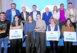 Foto de familia de los comerciantes distinguidos en la gala celebrada en el hotel María Cristina.