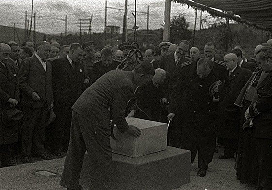 Colocación de la primera piedra de la prisión, en octubre de 1944.