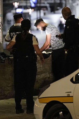 Guardias municipales de Donostia piden la documentación a varios jóvenes en la Parte Vieja.