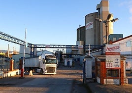 Imagen de archivo de camiones entrando con remolachas en la planta de Azucarera de Miranda de Ebro.