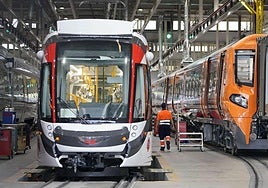 Un operario de CAF supervisa varios trenes en la fábrica de la empresa de Beasain.