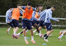 Jon Martín realiza un ejercicio durante el entrenamiento de este jueves en Zubieta