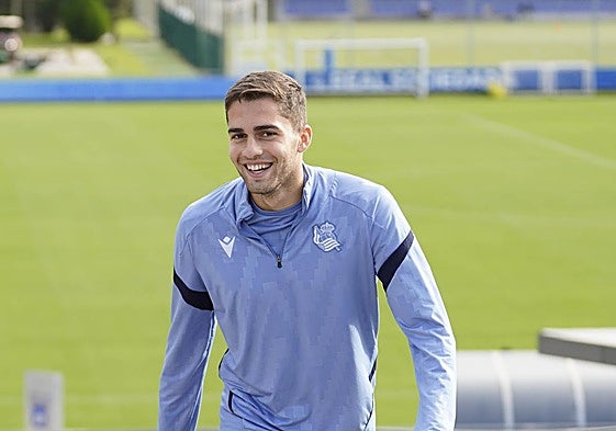 Arsen Zakharyan salta al césped de Zubieta este jueves