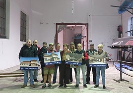 Los representantes del Gobierno Municipal, Hibaika y la Asociación de Vecinos en el interior del pabellón que será remodelado