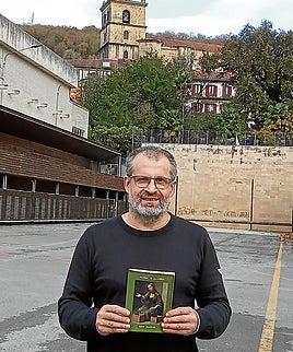 Xabier Susperregi con su libro en las manos este jueves, en Oiartzun.