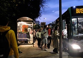 Viajeros acceden a un autobús que se dirige a Donostia en Astigarraga.
