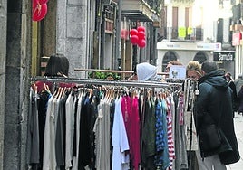 Ropas expuestas en el exterior de un comercio de San Bartolome.