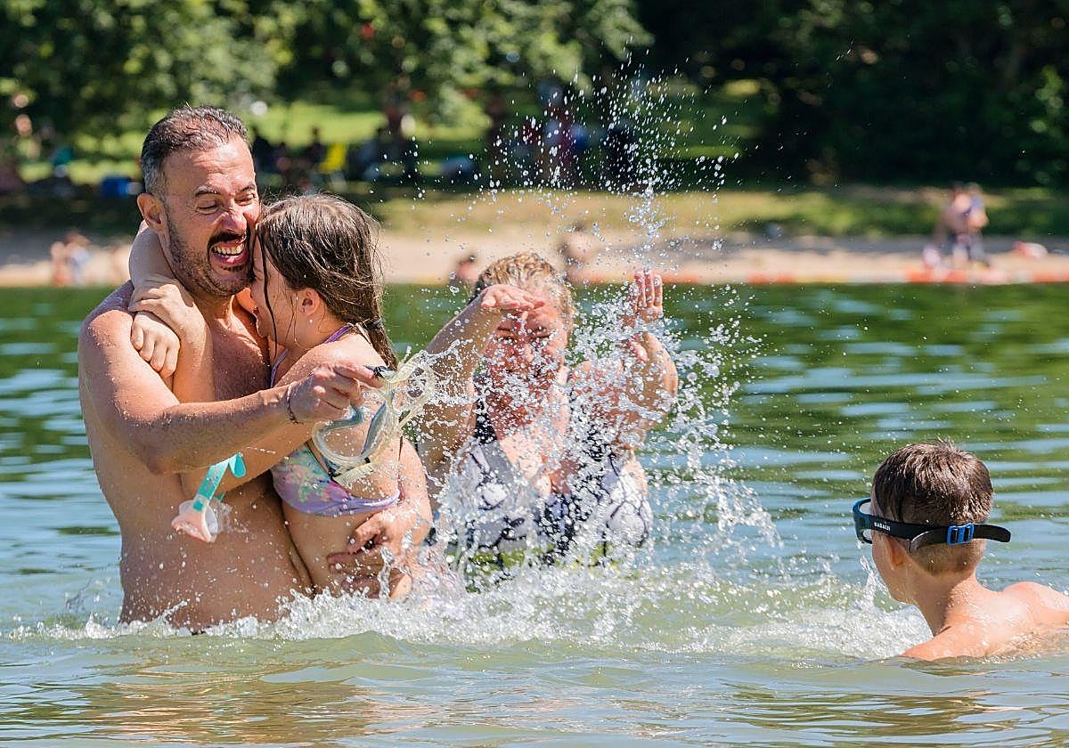 Varios visitantes disfrutan este verano en la playa de Landa.