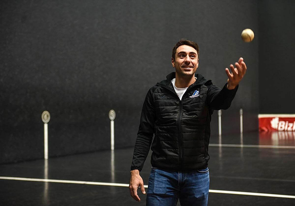 Peio Etxeberria juguetea con la pelota tras el entrenamiento de ayer en Bilbao.