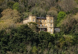 Torre Satrústegui, vista desde la playa de Ondarreta.
