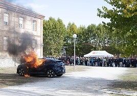 Renault Group demuestra la seguridad de los vehículos eléctricos con 200 bomberos
