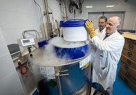 Ander Izeta y Carlos Panizo, en la Unidad de Terapias Avanzadas del Hospital Donostia.