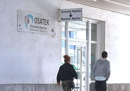 Dos personas acceden a las instalaciones de Osatek en el Hospital Donostia.